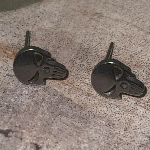 Criminal Skull Stud Earrings - Picture 9 of 10